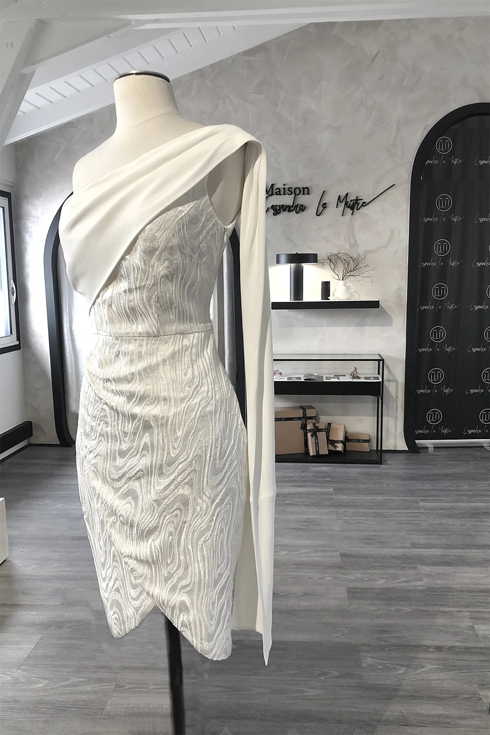 Création unique – Robe civile tulipe, épaule asymétrique en jacquard et drapé à l’épaule.