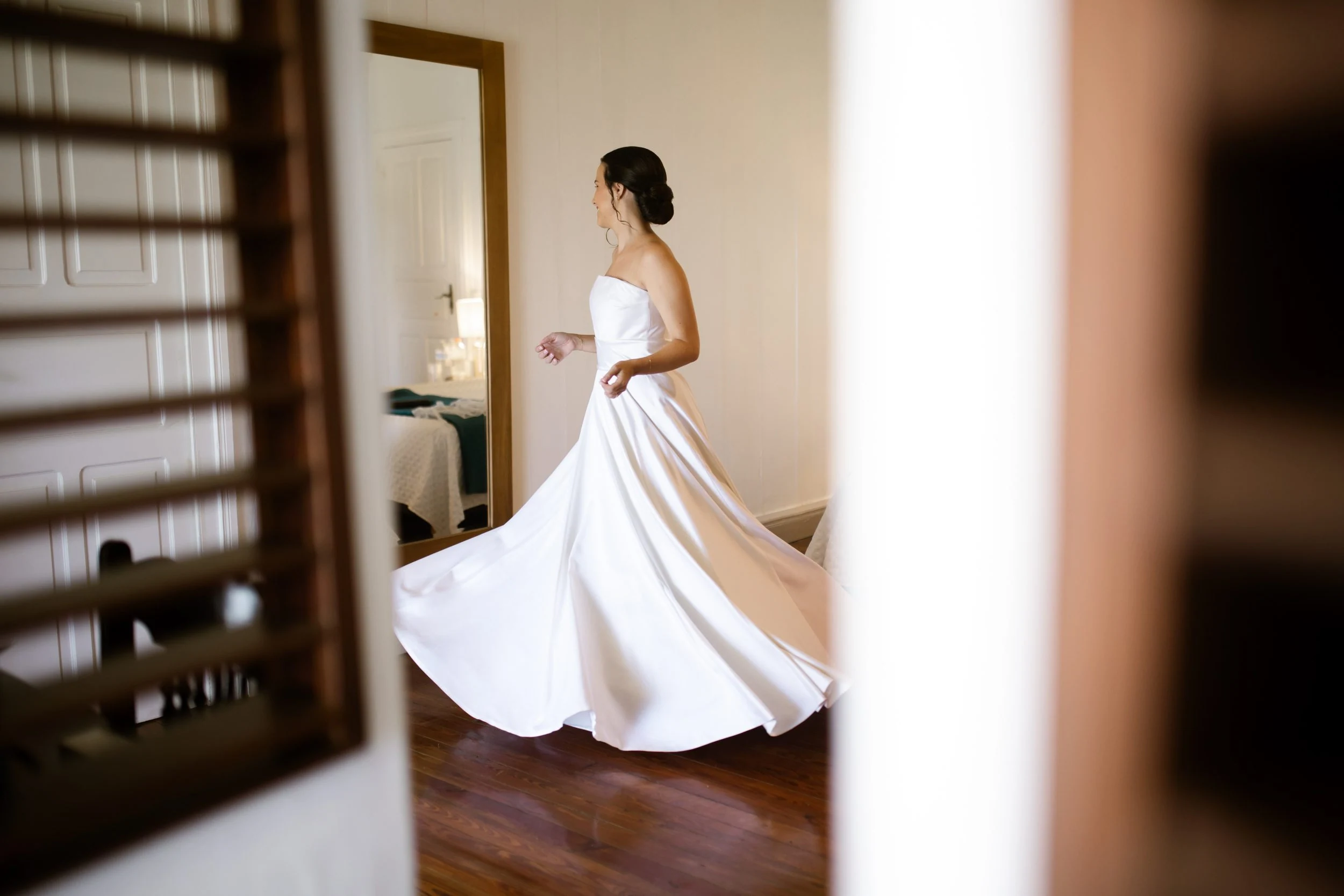 Création unique – Robe bustier type princesse entièrement en satin de soie. Cr : Stéphanie Photographie