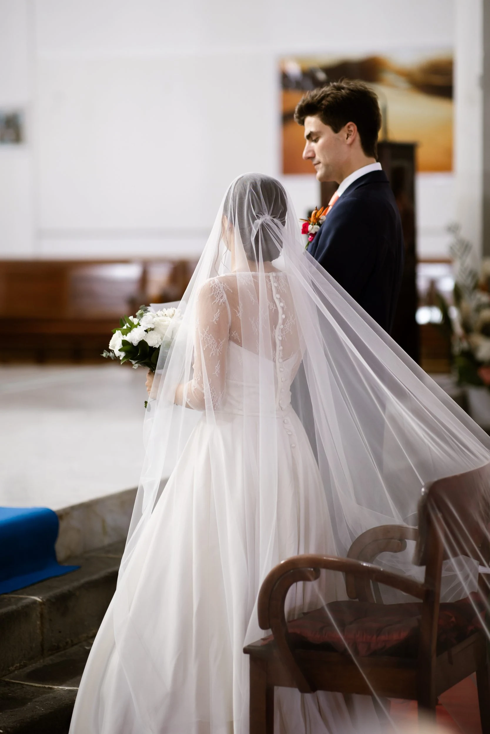 Voile et gilet ornés de dentelle de Calais. Cr : Stéphanie Photographie