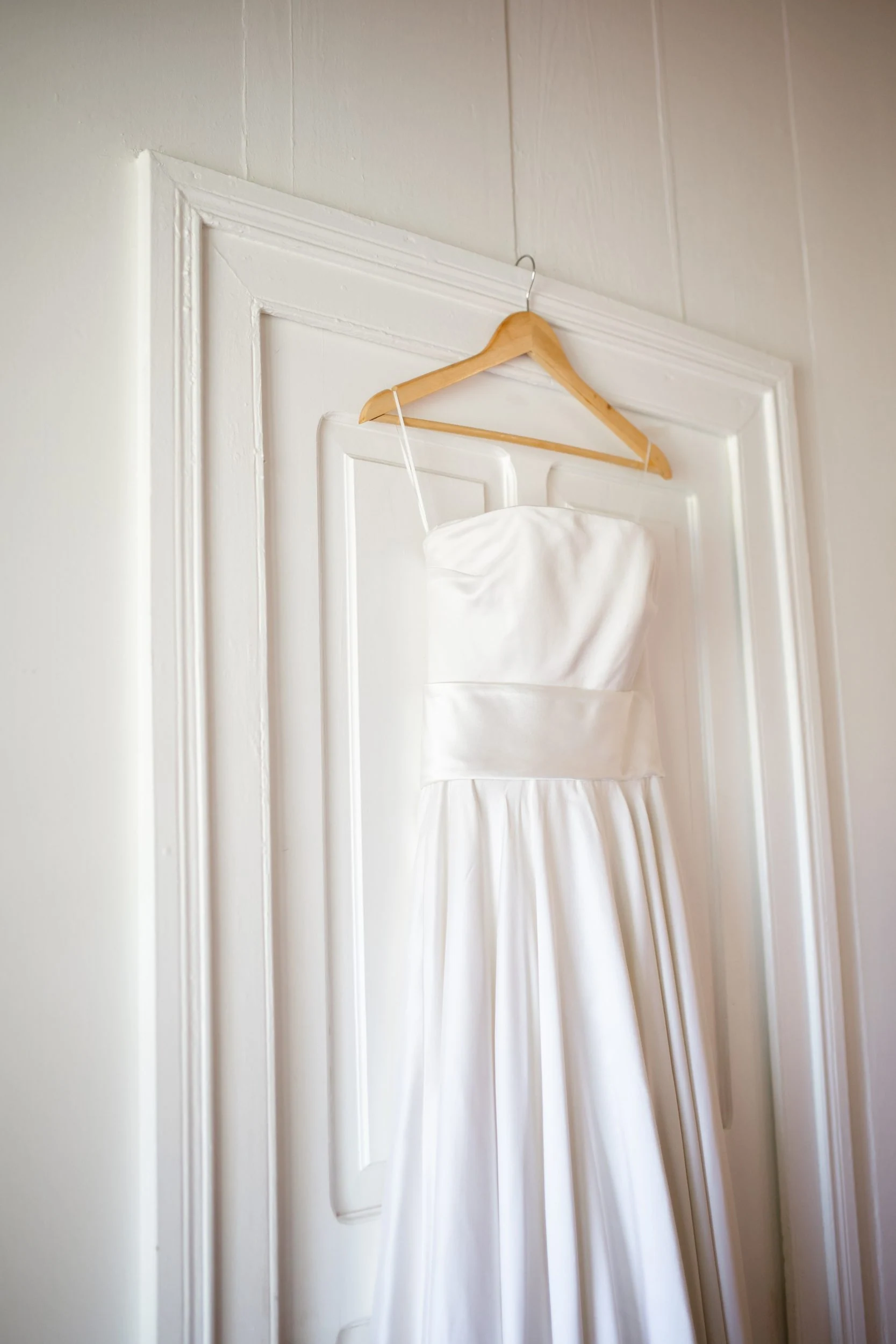 Détail d’une robe suspendue dans l’atelier