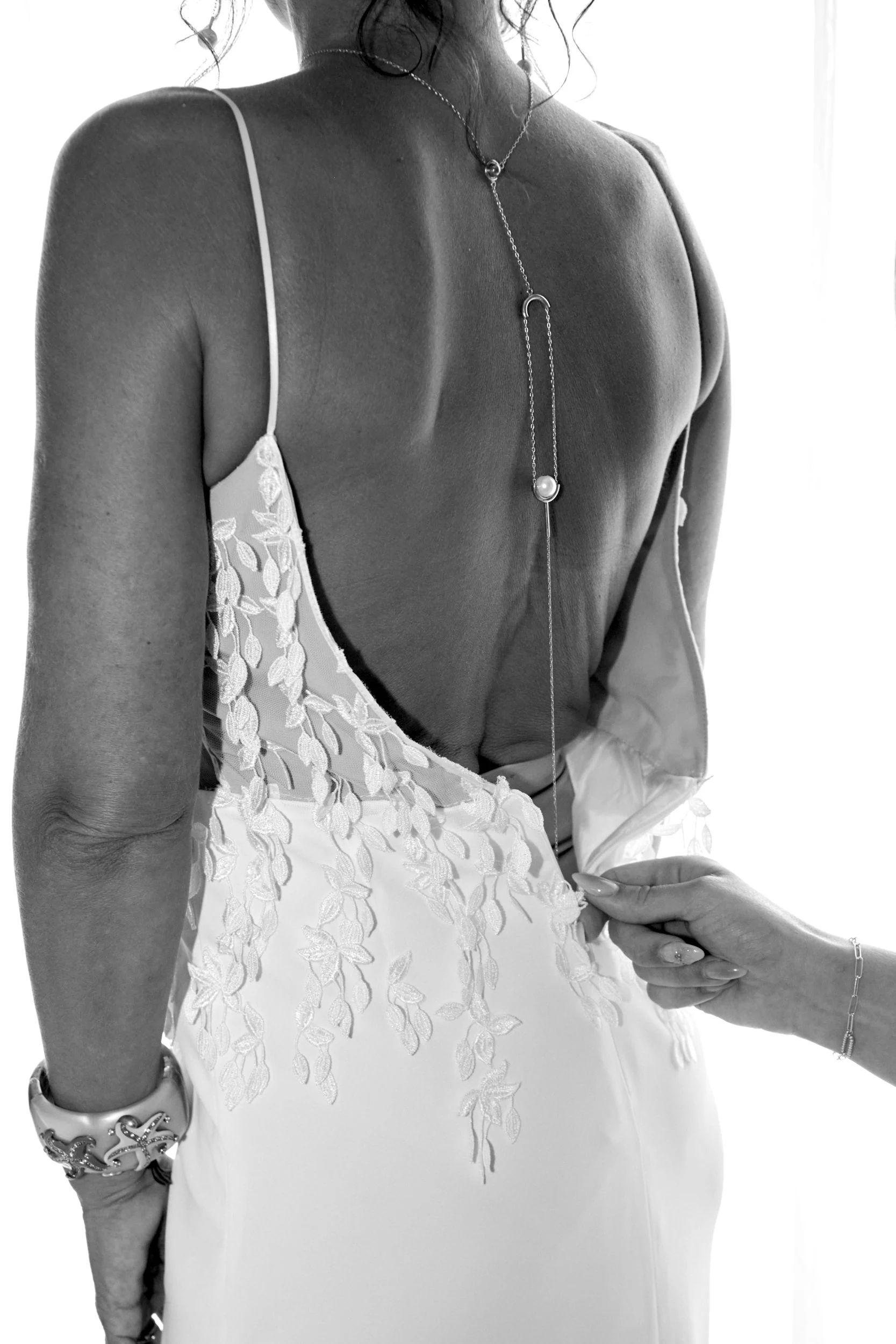 Création unique – Robe de mariée en crepe de soie et application de dentelle végétale. Bijou issu de la collaboration Cassandra Le Maistre x Indra Eudaric. Cr : Lou Denim