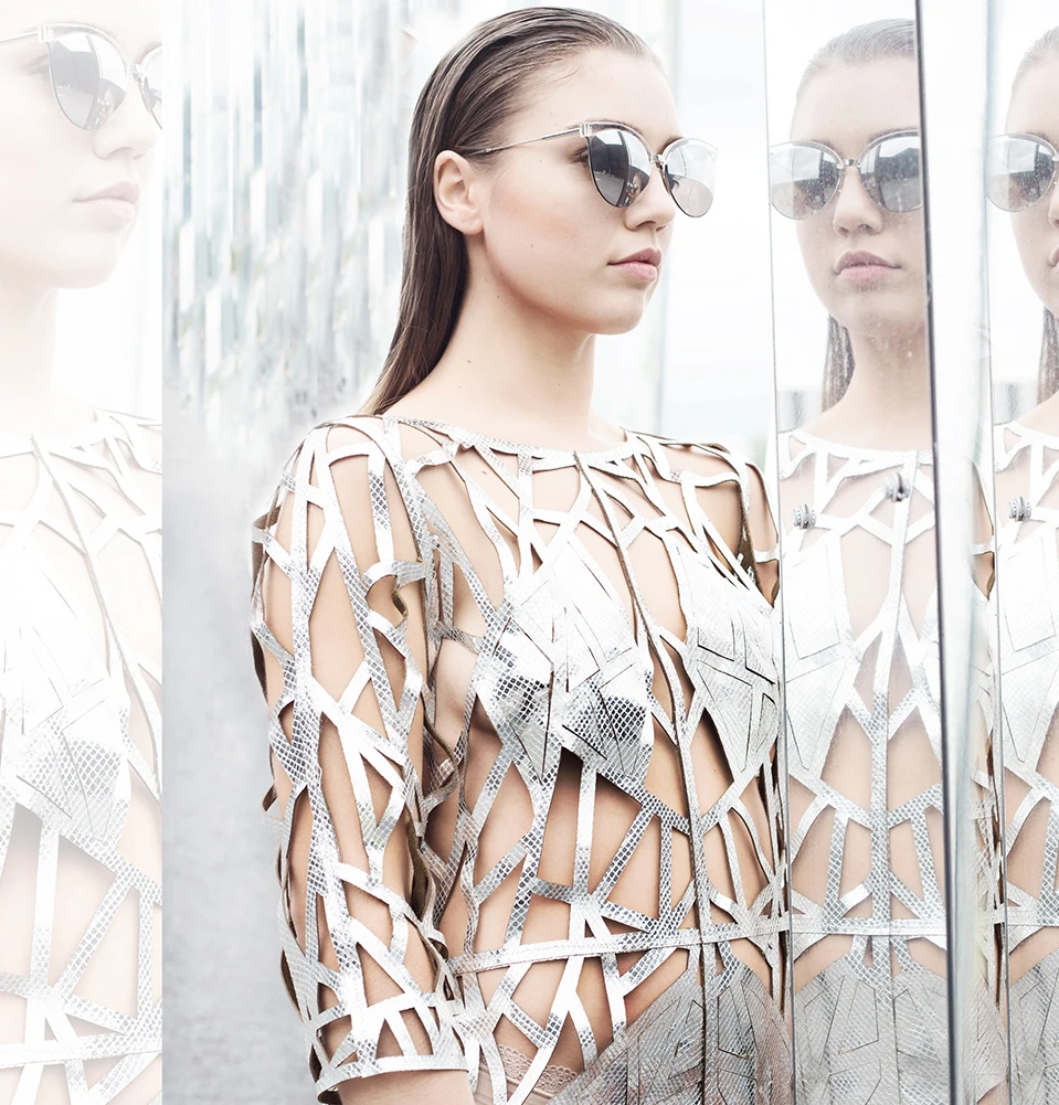 Création graphique Cassandra Le Maistre photographiée dans un jeu de miroirs