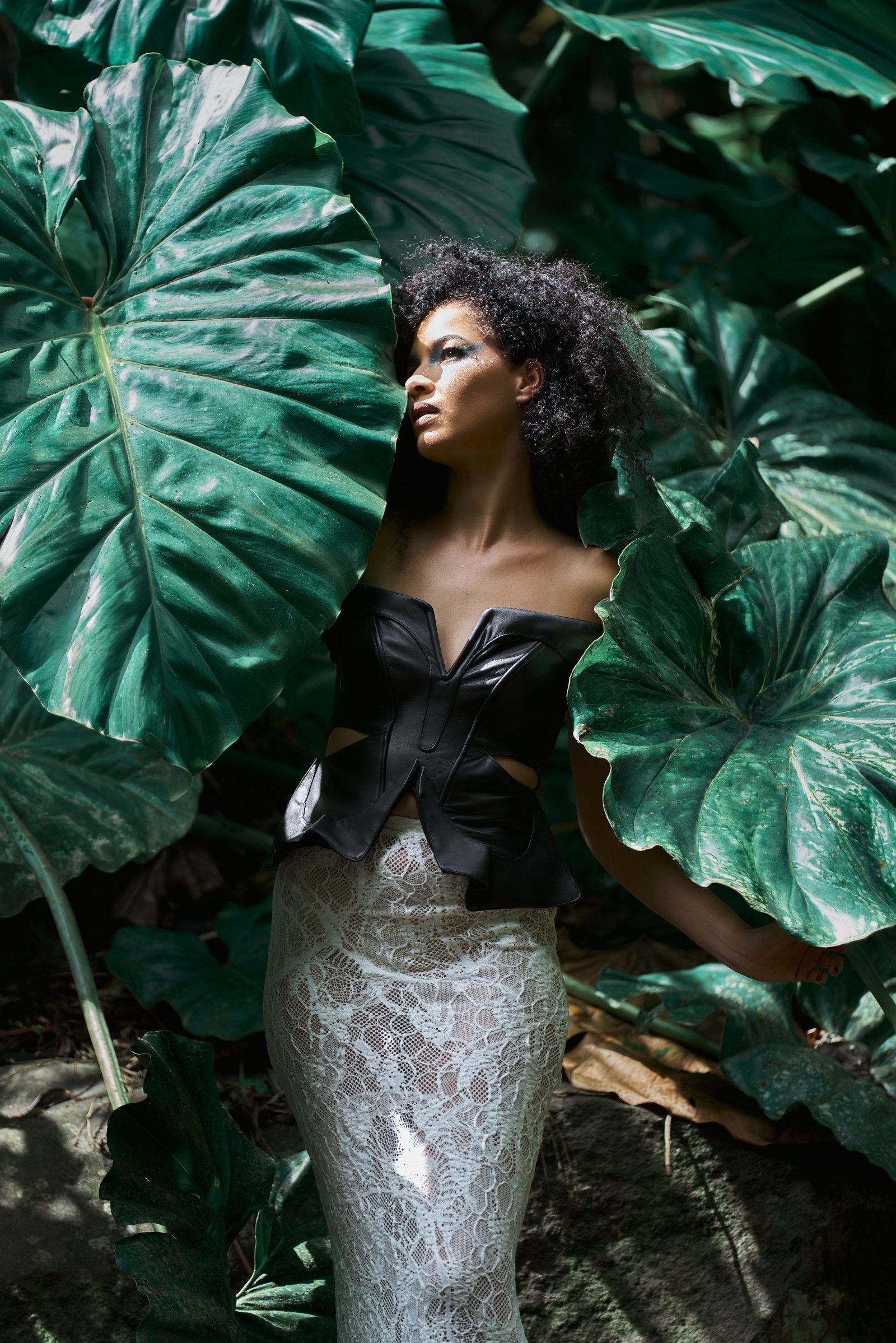 Bustier papillon en cuir porté dans la campagne Papiyon Volé