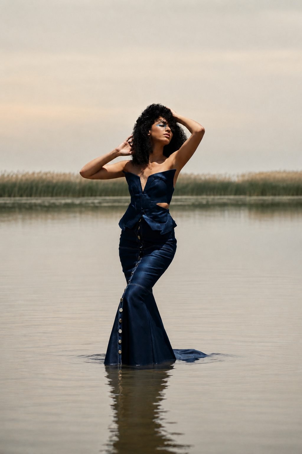 Bustier papillon en denim porté dans la campagne Papiyon Volé