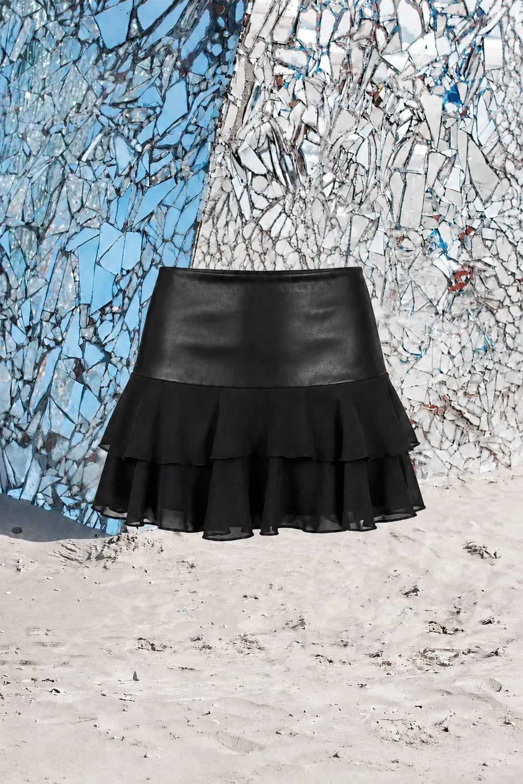 Jupe volantée en cuir noir